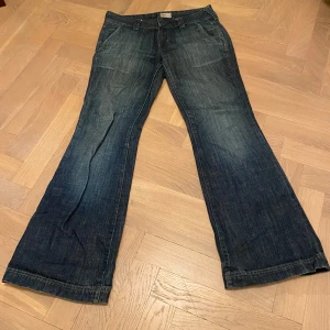 Blå jeans från Tommy Hilfiger - Snygga blå jeans från Tommy Hilfiger.