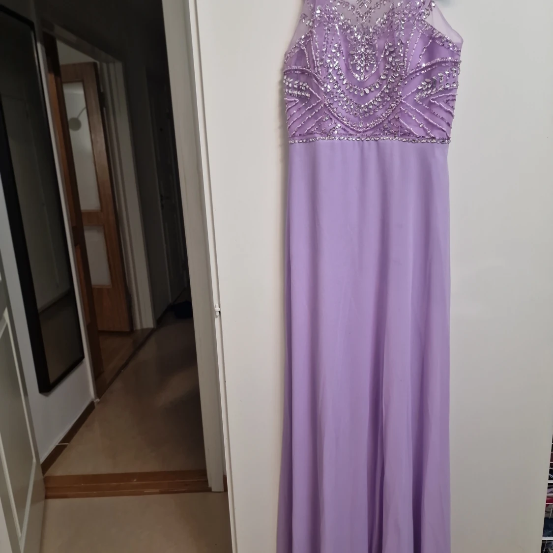 Lila långklänning med pärlor