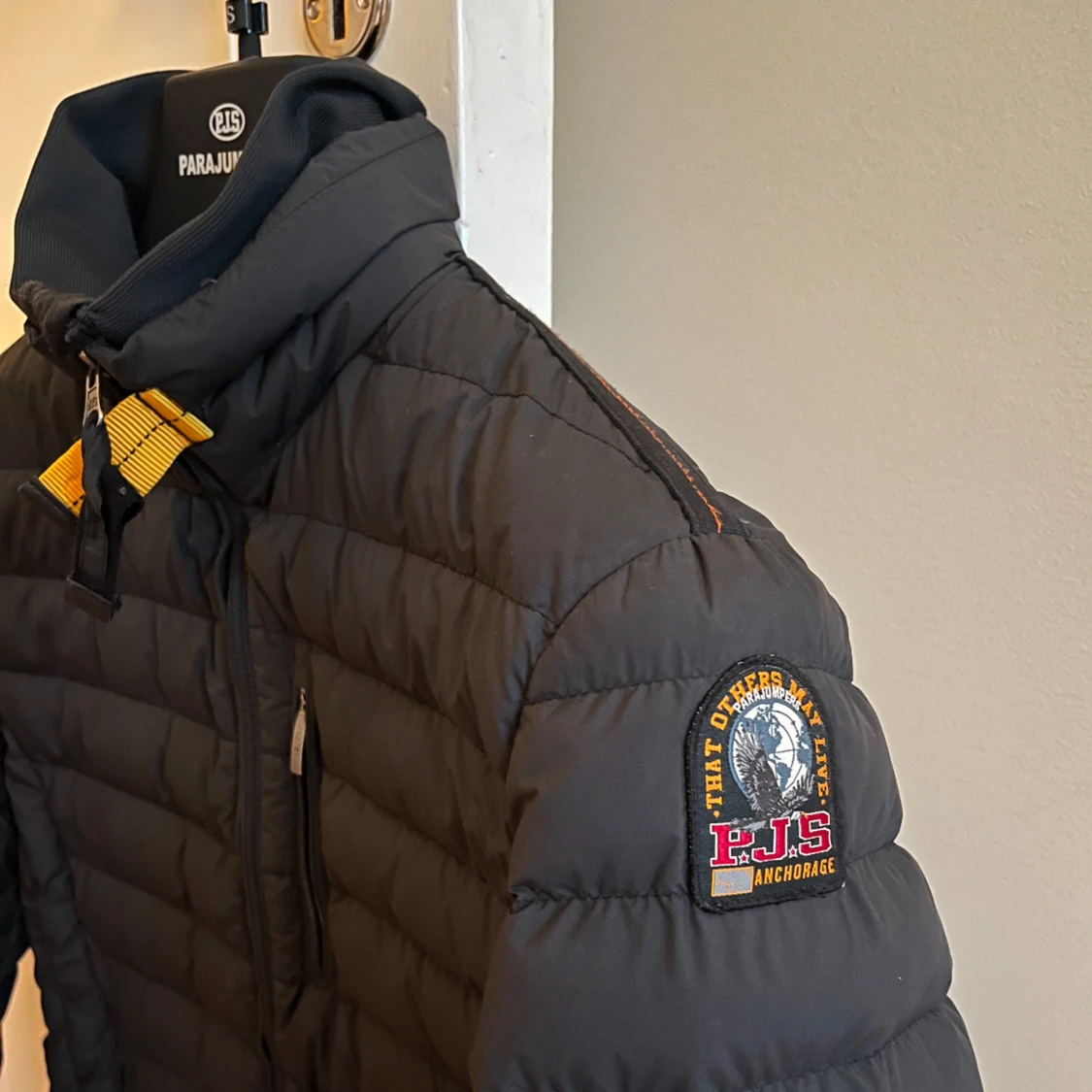 Svart dunjacka från Parajumpers möts Odenplan  - 1