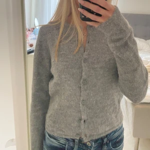 Grå kofta - Säljer min gråa kofta från Gina då jag nästan aldrig använt den. Den är i bra skick! Skriv privat för flera bilder eller frågor💕