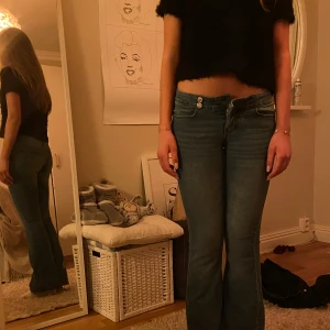 Low waist bootcut jeans - Jag säljer mina blåa low waist bootcut jeans eftersom att de var lite för små för mig!!🩵🩵jag är KÄR i knapparna!!!