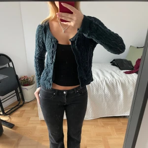 Mörkgrön stickad kofta - Säljer en snygg mörkgrön stickad kofta med knappar framtill. Stl 36/38💕