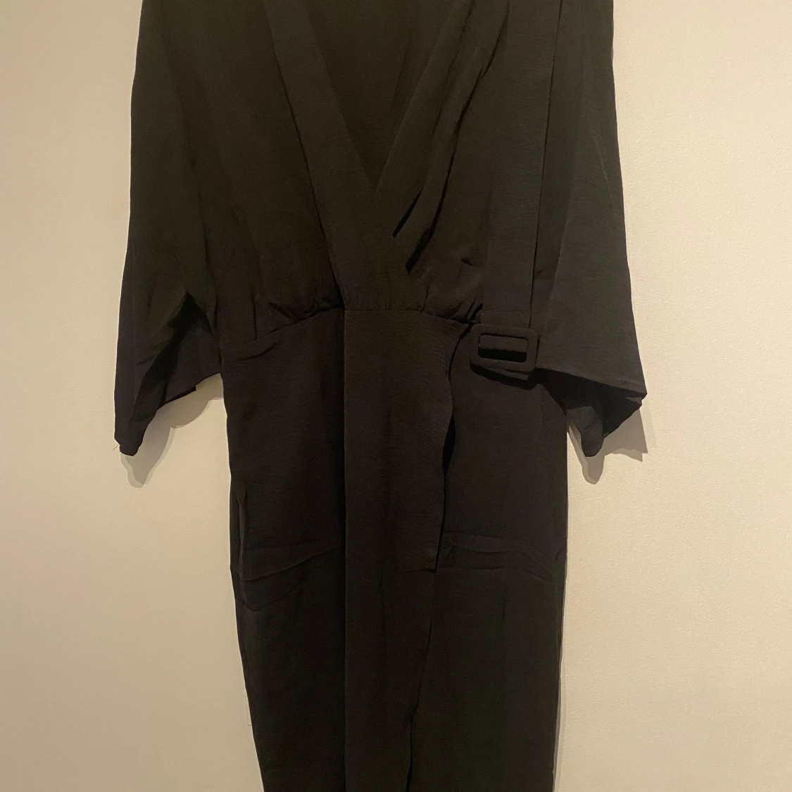 Svart klänning med bälte från SHEIN - 90