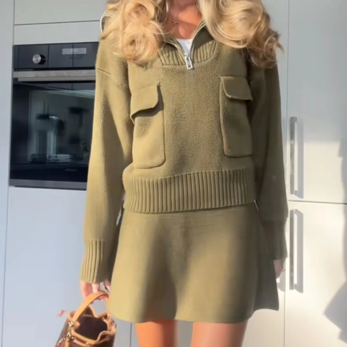 Olivgrön stickad tröja med dragkedja från Zara