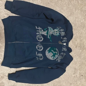 Mörkblå rhinestone tröja  - Säljer en mörkblå huvtröja från Aim for the moon eftersom att den inte passade på mig. Storlek XS men passar mig som brukar vara S eller ibland M