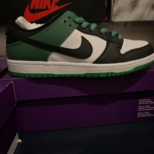 Dunk sb classic green 45 - Dunk sb classic green.  Oanvända  Storlek 45.  Box och allt ingår.  Bin 1299kr   Kvitto finns på de.                      (Nike Jordans dunks adidas)
