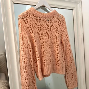 Rosa stickad tröja från Bik Bok - Säljer en supersöt rosa stickad tröja från Bik Bok i storlek XS. Jag brukar ha S-M och denna passar mig, så den är lite stor i storleken 🩷Tröjan har ett jättefint mönster och är även väldigt fin att vika upp så det blir som en kortärmad stickad tröja🩷🌺🌟Säljer massa andra stickade tröjor också från & other stories m.m. 🩷🩷