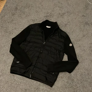 Moncler Cardigan  - Helt ok skick. Slitage/Skador finns. Skön på vintern.    Fraktar endast!