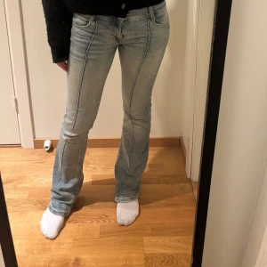 Ljusblå bootcut jeans - Snygga ljusblå bootcut jeans med låg midja! De är använda men i mycket bra skick! 