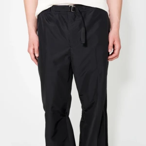 Our legacy wander trouser - Our legacy wander trouser (knappt använda tags finns kvar) i str. 44 (passar 29-31 pga stretch i midjan) bred cut med bungee cords i knäväcket för att kunna ändra passformen till en mer flared siluett. Byxorna har ett inbyggt skärp som jag tagit bort pga att det gick upp hela tiden men det går att enkelt sy in igen om så önskas. Hör av dig vid frågor eller om du vill ha fler bilder.