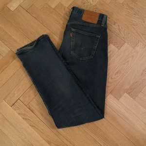 Levi's 501 jeans - Säljer ett par klassiska Levi's 501 jeans i mörk mörkblå denim till ett bra pris. De har en rak passform och denna wash är av någon anledning supertålig. Perfekta för en tidlös stil. W30 L34 Prefekt för dig med långa ben.