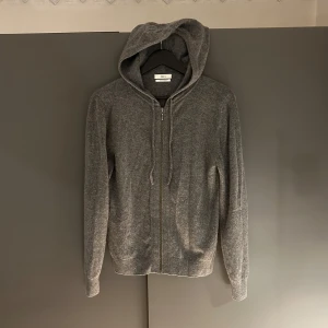 Kashmir hoodie - Säljer nu en riktigt snygg zip hoodie från märket Jake*s i 100% kashmir. Riktigt hög kvalitet och kostar ca 2000kr ny. Mycket bra pris och inte ens nopprig🙌🏻. Om det finns några ytterligare frågor så är det bara att höra av sig⭐️😁