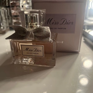 Miss Dior Eau de Parfum 30 ml - Elegant lukt frå Miss Dior Eau de Parfum i en vacker flaska med en söt rosett. Perfekt för den som älskar en klassisk och feminin doft. Kommer i en stilren förpackning.