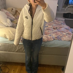 Jacka - Fin jacka sitter superfin. Dock har den en skada på ena sidan av armen. Vet ej om det kan gå bort då jag inte provat. Dock lägger man ej märke på det.