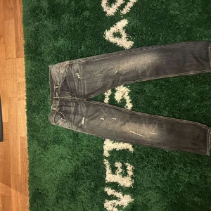 Blåa jeans med slitningar från dondup - Säljee nu mina skjukt feta dondup jeans med slitningar, skick 9/10 size 31, passar 28-29 de är slim fit men inte så stretchiga så därför borde man gå ner någon storlek, nypris runt 3300