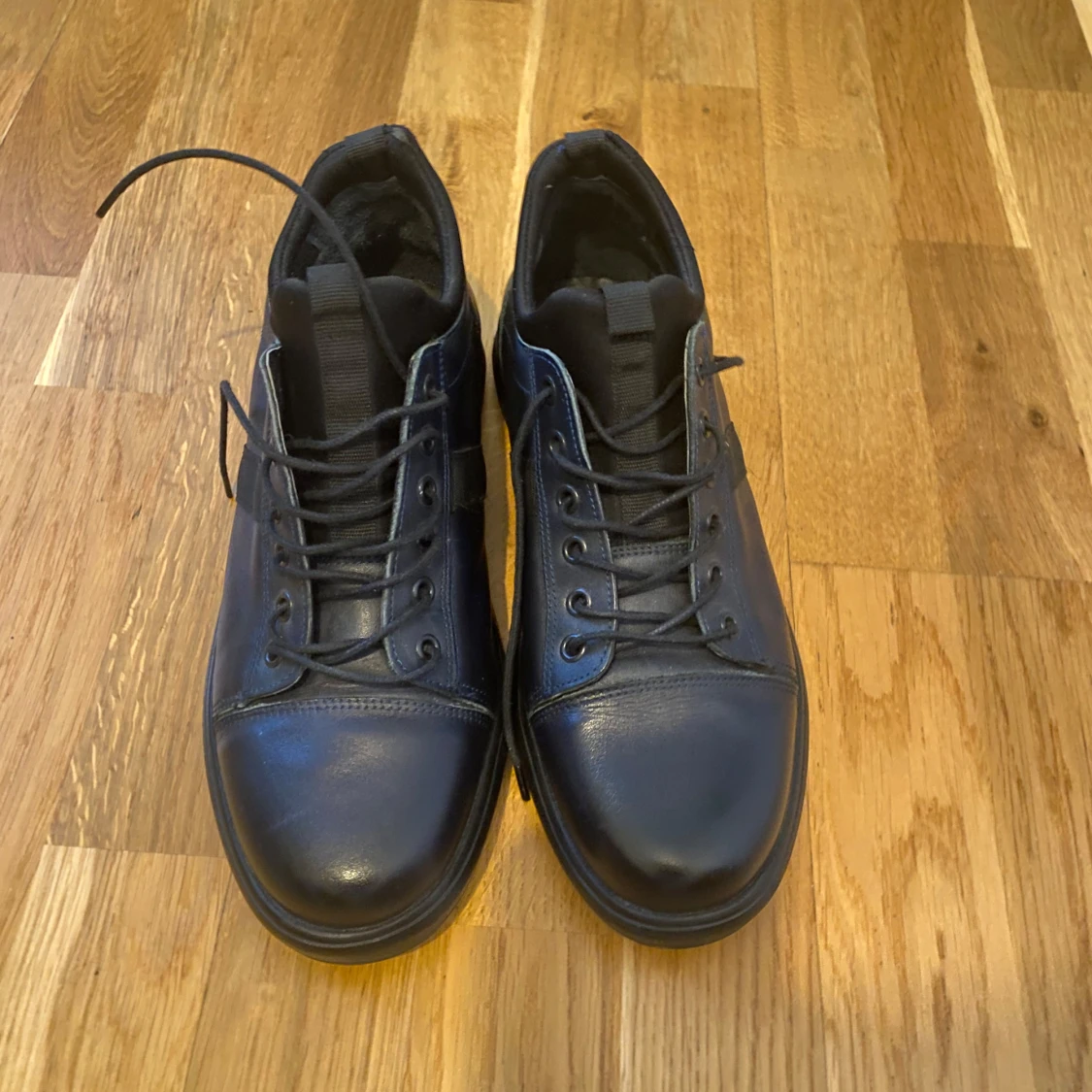 Svarta sneakers med snörning