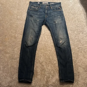 Blå jeans från Replay Grover - Säljer ett par snygga blå jeans från Replay Grover med straight fit. De har en klassisk femficksdesign och slitna detaljer för en trendig look. Perfekta för en avslappnad stil. storlek 30/32