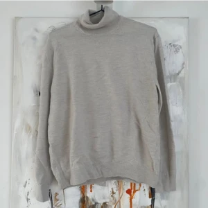 Stickad polo tröja - Stickad polotröja från these glory days i merinoull. Storleken är XL men är krymp så sitter som en S . skicket är 8/10. Priset går att diskutera.