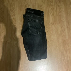 Jack & Jones tapered jeans svarta - Storlek 34 längd, 31 bredd. Bea skick men lite slitet på kanterna av jeansen.