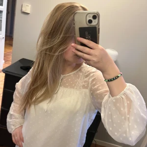 Vit prickig blus  - Jättefin vit blus med prickigt mönster! Köpt från Vila för ca. 1 år sedan, men endast använd ett fåtal gånger 💕 skriv vid frågor!!
