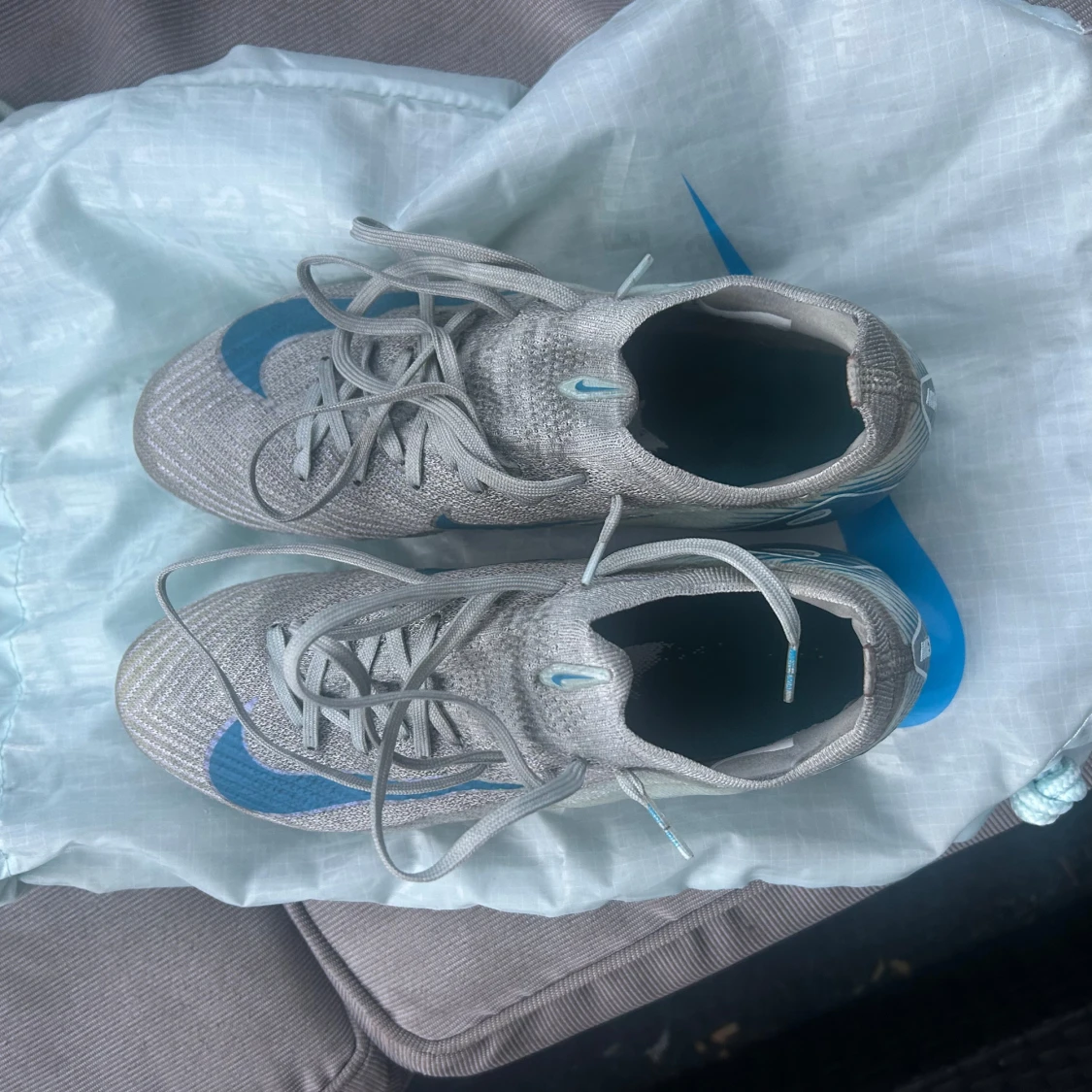 Nike fotbollsskor med blå detaljer använda i tre månader  - 90