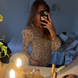 Blommig Blus - Säljer min blommiga blus från Vila då jag inte använder den, den är nästan helt oanvänd. Pris kan diskuteras.