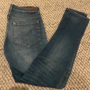 Dondup jeans - Säljer dessa snygga och eftertraktade jeans från märket Dondup!| Storlek: 32 | Modell: George | Skick: 10/10 | Nypris: 3500kr | Vårt pris: 899kr | Tveka inte att höra av dig vid frågor! Mvh