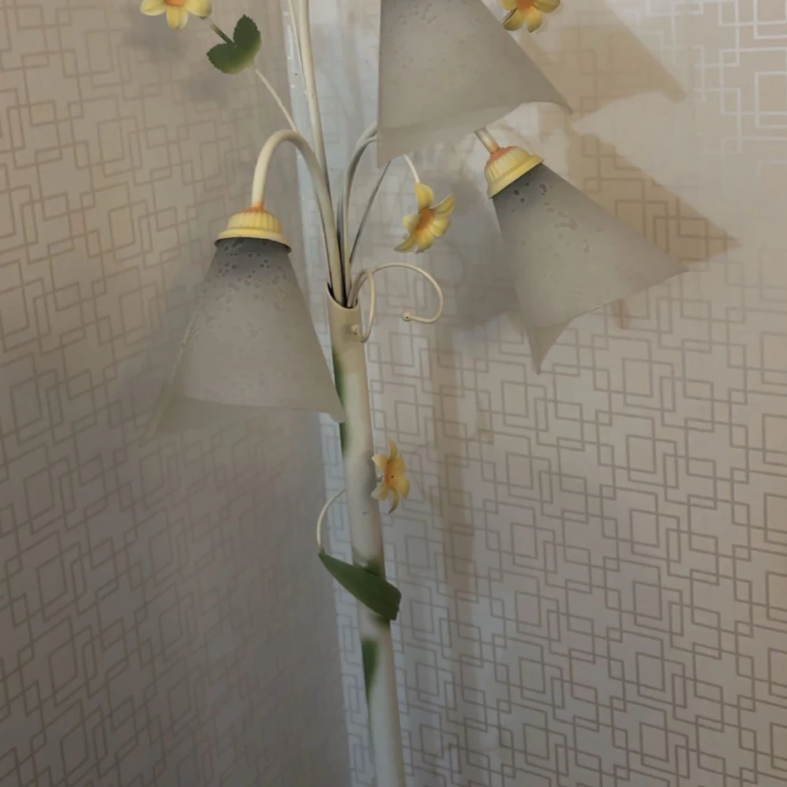 En vacker stå lampa med dekorations blommor - 91