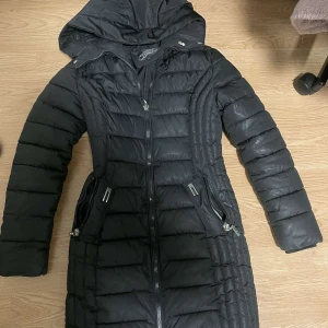 Lång figursydd jacka - Jacka från garoff