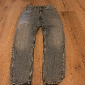 Blå mom jeans från 157 - Säljer ett par klassiska blå mom jeans från 157. De har en hög midja och en avslappnad passform som ger en retro look. Perfekta för en casual stil. 🦋