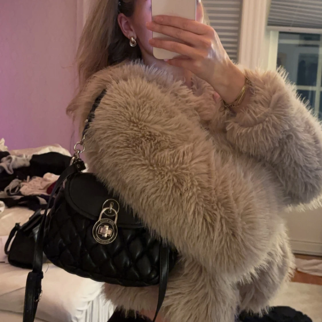 Svart quiltad axelväska