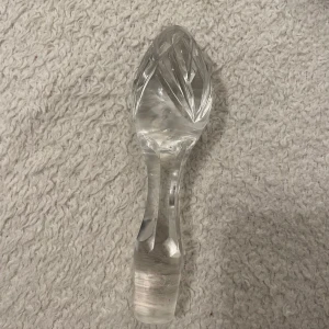 Kristallpropp med slipat mönster - Elegant kristallpropp med ett vackert slipat mönster. Perfekt för att försluta karaffer eller flaskor med stil. Den klara kristallen ger en lyxig känsla och passar utmärkt som en dekorativ detalj i hemmet.