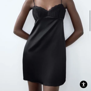 Svart satin klänning ZARA - Svinsnygg klänning från Zara!! Helt ny med prislapp💌säljer för att den tyvörr är för liten för mig. Storlek M men sitter som S. Är liten i storleken! Köptes för 400kr och den är helt slutsåld på hemsidan🍸perfekt för fest🔥(KAN ÄVEN BYTA MOT STORLEK L) 