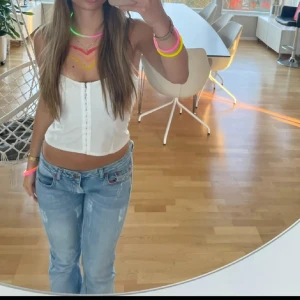 Blå bootcut jeans - Snygga blå bootcut jeans med slitna detaljer. Perfekta för en avslappnad stil. Lågmidjade och med en klassisk femficksdesign. Midjemått 41cm💞innerben 78💞