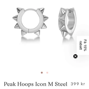 Silvriga örhängen med nitar från edblad  - Snygga silvriga örhängen med nitar i en modern design. Perfekta för att ge en edgy touch till din stil. Kommer i orginalförpackning. Aldrig använda och säljer för de inte passar min stil