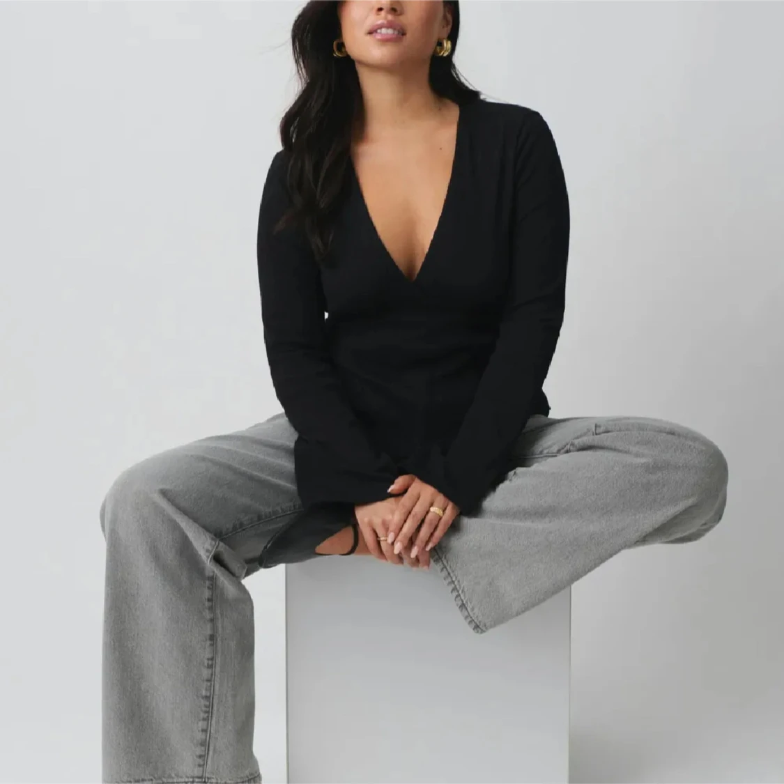 Svart ribbad omlottopp med knytning i ryggen - 90