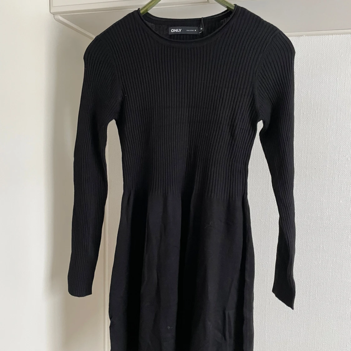 Svart ribbad klänning från Only M - 92