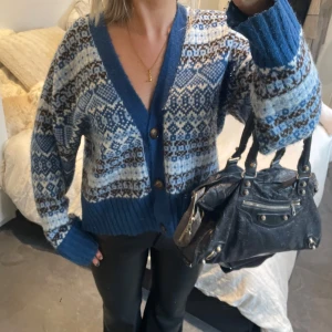 Blå mönstrad kofta - Så snygg mönstrad kofta som faller jätte snyggt och är super skön!!!🤎🤎 tror materialet är mohair 🤎🤎