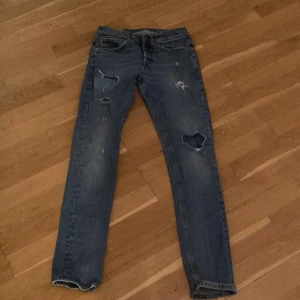 Dondup jeans storlek 29/30 - Säljer minna ripped Dondup jeans. 10/10 skick knappt använda. Ny pris 3700 skriv till mig om ni har några frågor och om ni vill diskutera om priset så är det bara och skriva:)
