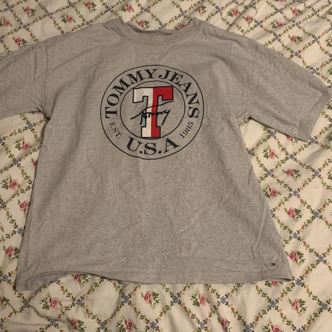  Oversized grå t-shirt från Tommy Jeans (Hilfiger) 
