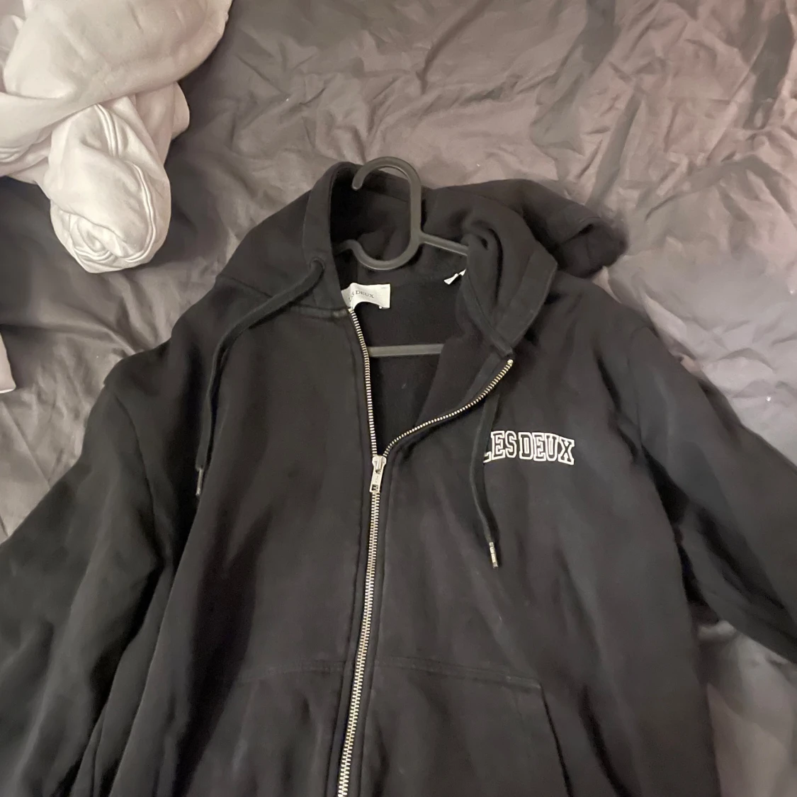 Svart hoodie från Les Deux - 90