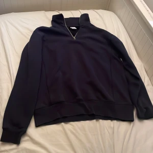 Marinblå halfzip från Zara  - Säljer en stilren marinblå tröja från Zara med dragkedja vid halsen. Perfekt för en avslappnad look. Haft i nåt år men inte haft på särskilt mkt.