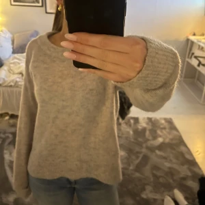 Beige stickad tröja - Mysig beige stickad tröja med rund hals och långa ärmar. Jätte fin stickad tröja men kommer Tyvär inte till användning så mycket 💕