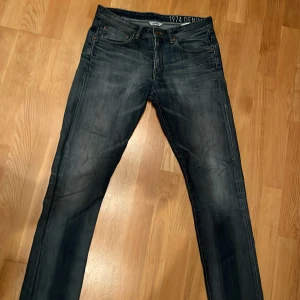 Slim jeans från Dobber - Snygga mörkblå jeans från Dobber i slim-fit. Endast använda några gånger och i helt perfekt skick. Storleken är 32/34