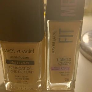 Foundation från Wet n Wild och Maybelline - Två foundations: Wet n Wild Photofocus Matte i nyansen Soft Ivory och Maybelline Fit Me Luminous + Smooth SPF 18 i nyansen 110. 