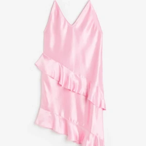 Rosa satin klänning - Snygg rosa klänning i satin med volangdetaljer och v-ringad design. Perfekt för en somrig look.