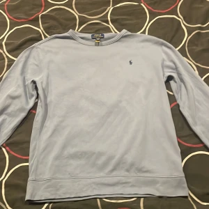 Ljusblå Ralph Lauren  - Barnstorlek xl (18-20) men sitter som M. I knappt använt skick. Nypris 2195kr.