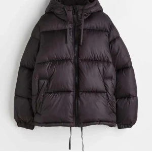 Hm jacka - Säljer min jacka ifrån HM då jag rensar, jackan är i väldigt bra skick. Det finns en liten fläck på armen (skriv för bild)