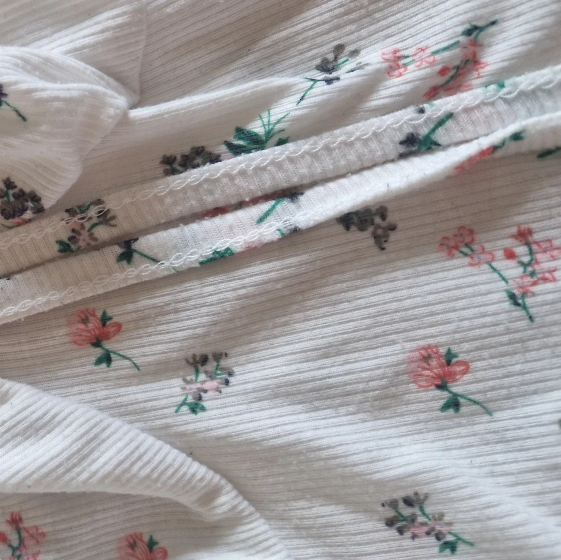 Vit blommig croppad topp - 92