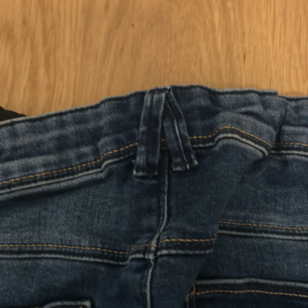 Snygga blĂ„ lĂ„gmidjade bootcut jeans frĂ„n name it i storlek 164 med klassisk femficksdesign och knappgylf. Perfekta för en avslappnad stil med en touch av retro. Passar bra till bĂ„de sneakers och klackar. Priset gĂ„r att diskuterađ©·đ©·đ©·. Farkut & Housut.